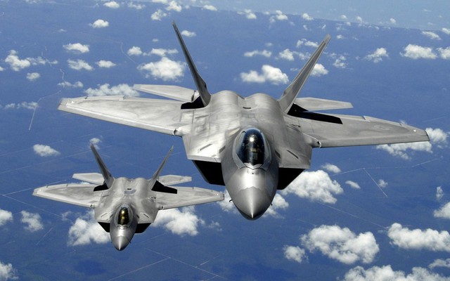 Căng thẳng ở Iran: Mỹ điều F-22 đến dằn mặt, Nga “ngỏ ý” chuyển giao S-400