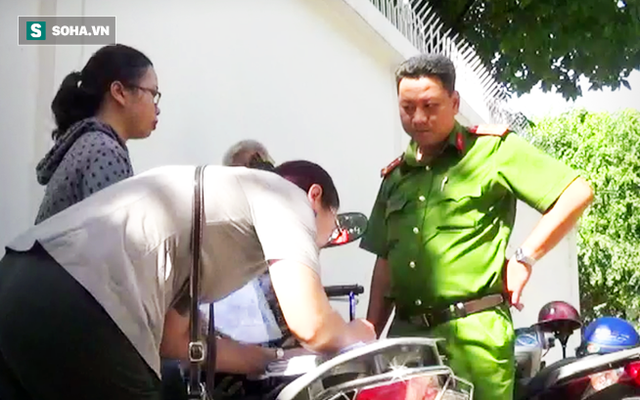 Nhà bà Lê Hoàng Diệp Thảo đóng kín cổng, nhân viên thi hành án phải lập biên bản ngoài đường