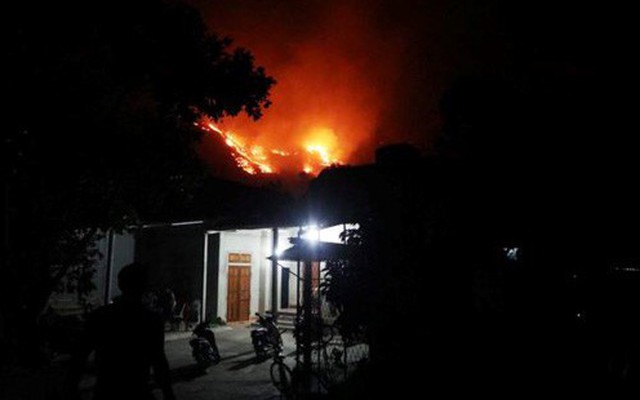 Hơn 500 người trắng đêm vừa sơ tán tài sản cho dân vừa dập lửa cứu rừng