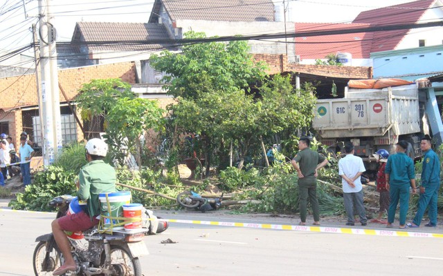 Xe ben đâm 2 xe máy rồi lao vào nhà dân, tông sập mái hiên khiến 1 người chết