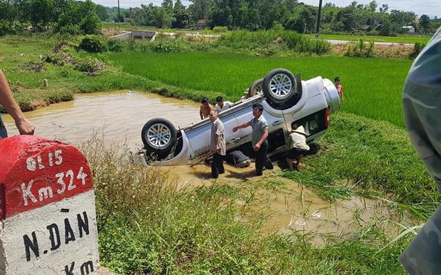 Ô tô 7 chỗ lật xuống ruộng, 6 người họ hàng thương vong