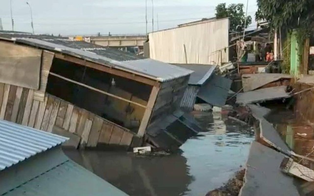 Sạt lở bờ sông Nha Mân, 5 căn nhà chìm dưới nước