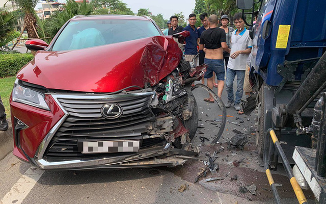 Hà Nội: Xe sang Lexus nát 1 bên đầu sau cú đâm xe bồn