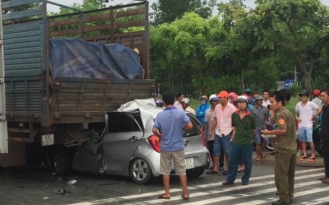 Xe con tông mạnh vào đuôi xe tải, tài xế tử vong kẹt trong xe