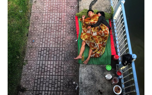 Khoảnh khắc đôi vợ chồng vô gia cư ôm nhau ngủ dưới cầu ở Sài Gòn khiến ai qua cũng dừng lại