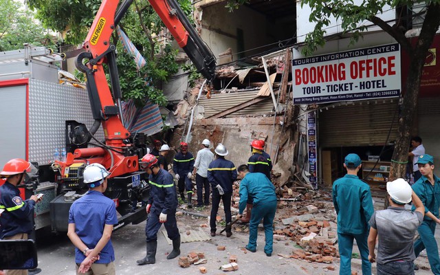 Hiện trường vụ sập nhà ở Hàng Bông