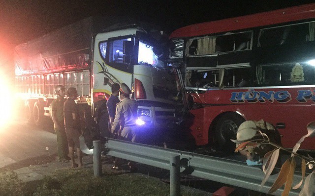 Vượt ẩu trong đêm, xe khách đâm xe tải khiến tài xế tử vong