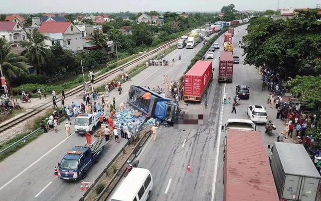 Khởi tố vụ án xe tải lật nghiêng đè chết 5 người ở Hải Dương