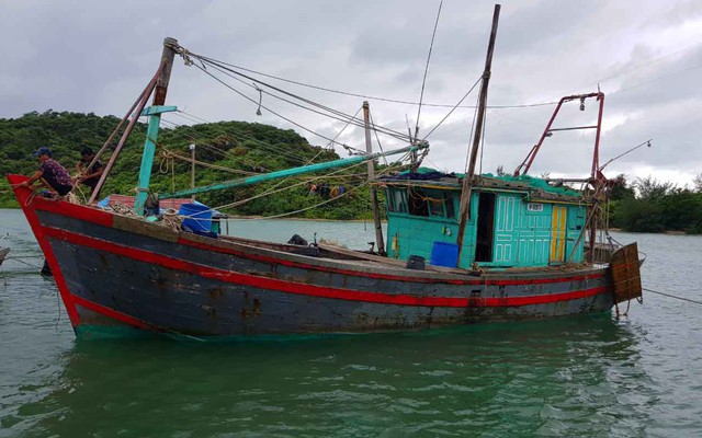 Cứu hộ thành công tàu cá mắc cạn trước khi bão số 2 đổ bộ