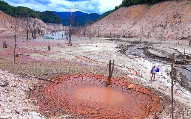 Lòng hồ lớn nhất Bắc Trung Bộ cạn trơ đáy, dân phải lội bùn cả cây số để đi