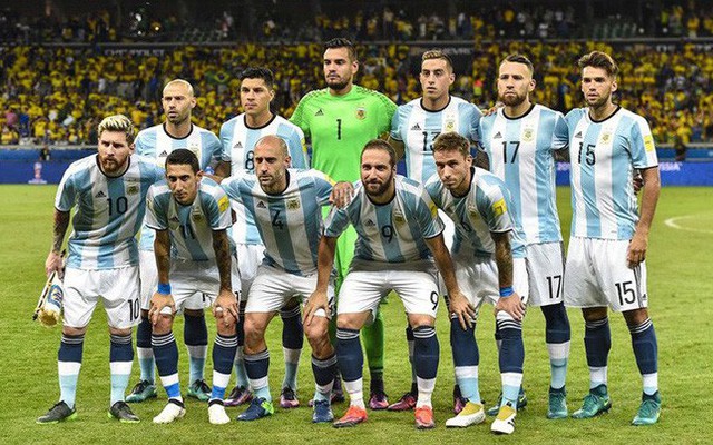 Không tập luyện mà đưa cả đội bóng ra nhà ga ngồi, HLV đội Argentina khiến học trò tỉnh ngộ
