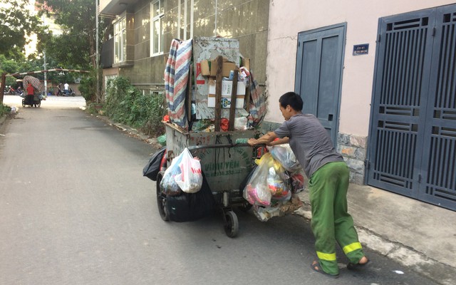 Vụ chặn xe chở rác vào bãi rác Nam Sơn: "Không dọn thì dân mắng chửi"
