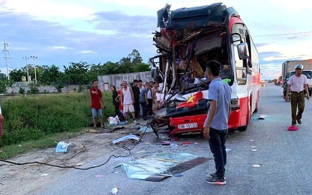 Vụ xe khách chở đoàn du lịch gặp nạn: Chuyển toàn bộ nạn nhân ra Hà Nội điều trị
