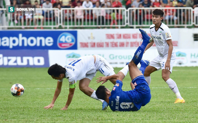 HAGL thua ngược trong ngày Xuân Trường trở lại và trọng tài thành tâm điểm tranh cãi