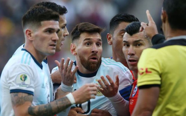 Messi bị mắng thậm tệ: Thua thì đừng đổ thừa; trọng tài cứu Barca nhiều rồi