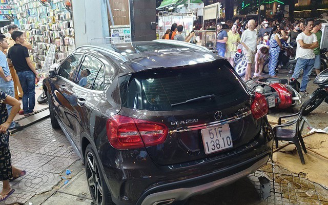 Nữ tài xế lái Mercedes tông xe máy nằm la liệt: Không say, không bỏ trốn và có đi giày cao gót