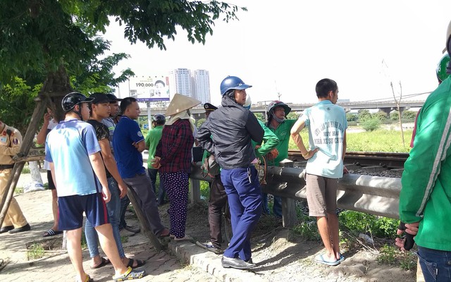 Băng qua đường tàu đi vệ sinh, khi quay lại người đàn ông bị tàu hoả đâm tử vong