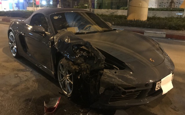 Hà Nội: Xe sang Porsche tiền tỷ nát đầu sau khi đâm vào đuôi xe Innova