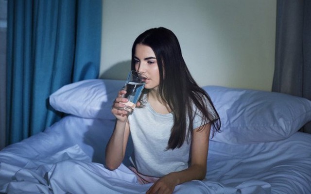 Uống nước trước khi đi ngủ có hại thận không: Hãy nghe chuyên gia trả lời!