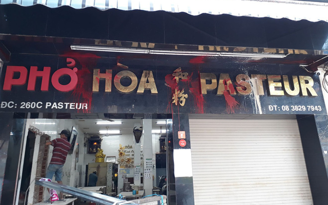 Kẻ ném sơn, mắm tôm vào tiệm Phở Hòa ở Sài Gòn có thể bị phạt mức 20 năm tù?
