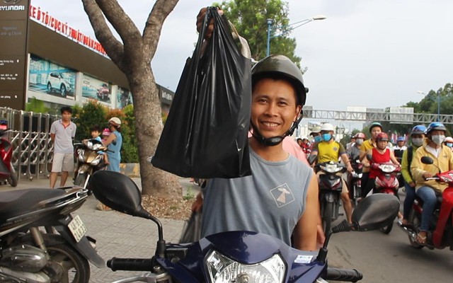 Rủ nhau mua ủng hộ trại cá tầm bị lũ cuốn