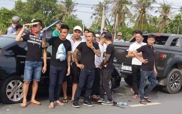 Giang hồ vây xe công an ở Đồng Nai: Khởi tố, bắt tạm giam 4 bị can