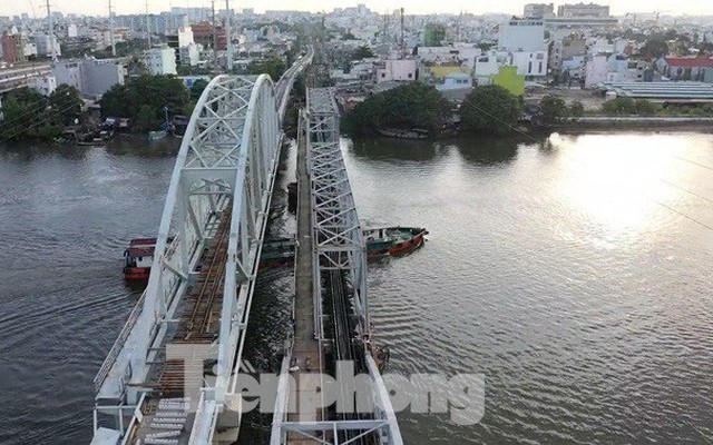 Bay trên cao ngắm cây cầu sắt 117 năm tuổi ở Sài Gòn sắp tháo dỡ