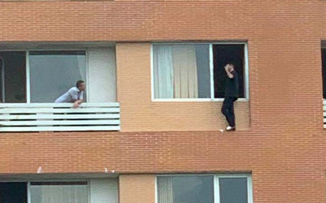 8 giờ giải cứu người đàn ông quốc tịch Pháp bị hoang tưởng, định nhảy tầng 7 khách sạn