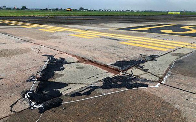 Đường băng sân bay Nội Bài toang hoác, trồi bùn, không được sửa: Trách nhiệm thuộc Bộ GTVT?