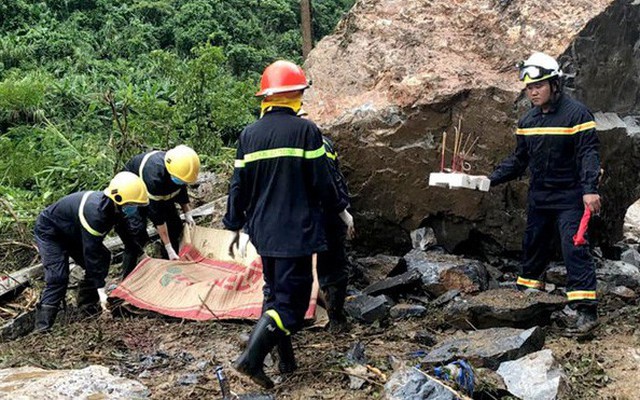 Bắc Kạn: Hàng chục tảng đá lớn sạt xuống quốc lộ đè trúng hai bà cháu, một người chết