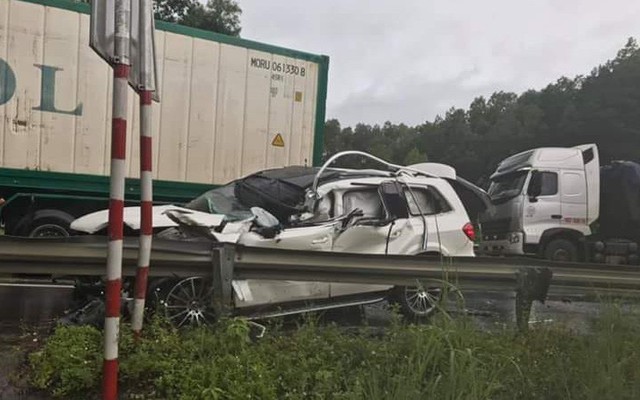 Xe sang Mercedes biến dạng sau va chạm liên hoàn trên cao tốc Nội Bài - Lào Cai