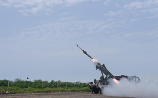 Ấn Độ phóng tên lửa đất-đối-không giữa căng thẳng với Pakistan
