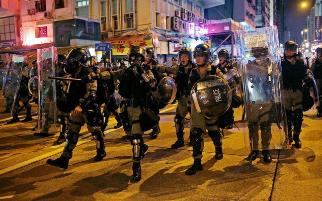 Phó chủ tịch Chính hiệp TQ đòi chôn sạch người biểu tình Hồng Kông đốt quốc kỳ, vây sở cảnh sát