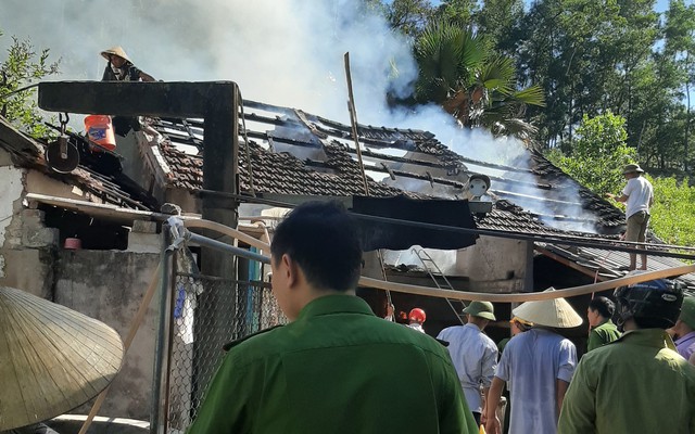 Nghệ An: Suốt 4 năm, một gia đình không dám ngủ vì nhà liên tục cháy sau tờ giấy nguệch ngoạc dán trước cửa