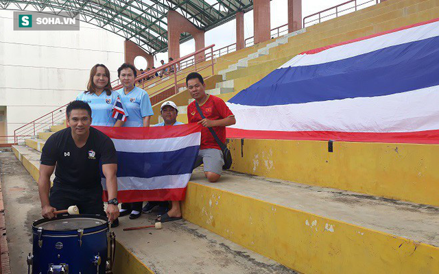 Có hành động đẹp với CĐV Thái Lan, fan Việt Nam nhận lại món quà lớn ở vòng loại World Cup