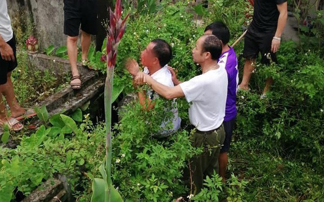 Gã đàn ông mới ra tù vào ngôi nhà bế bé gái, bị nghi có ý định giở trò đồi bại