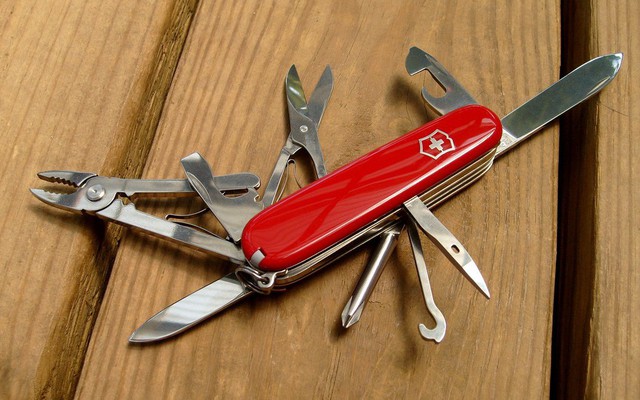Bên trong nhà máy sản xuất dao đa năng ở Thụy Sĩ, nơi tạo ra 45.000 con dao xếp bỏ túi mỗi ngày