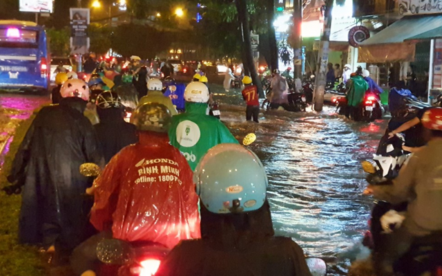 Mưa khủng khiếp khiến nhiều tuyến đường bị nhấn chìm, hàng trăm người dân đẩy xe đi bộ ở TP.HCM