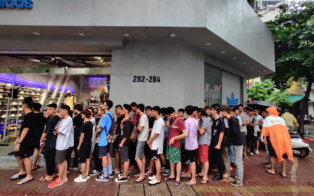 Hà Nội: Hàng trăm khách xếp hàng 2 ngày chờ mua mẫu giày Adidas siêu "hot"