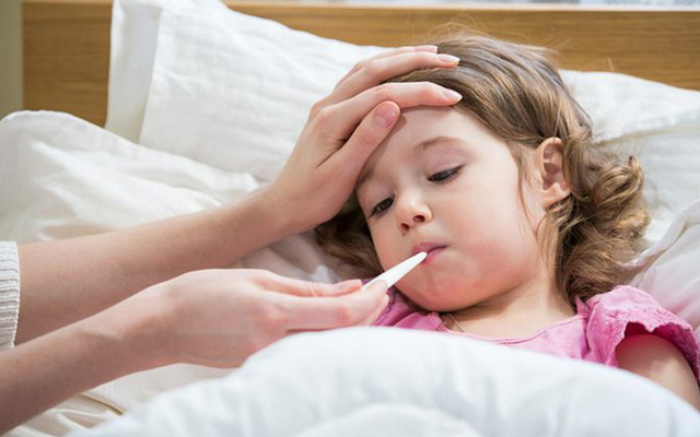 Làm gì khi trẻ bị sốt: Cha mẹ có con nhỏ nên biết sớm những phương pháp làm mát vật lý này