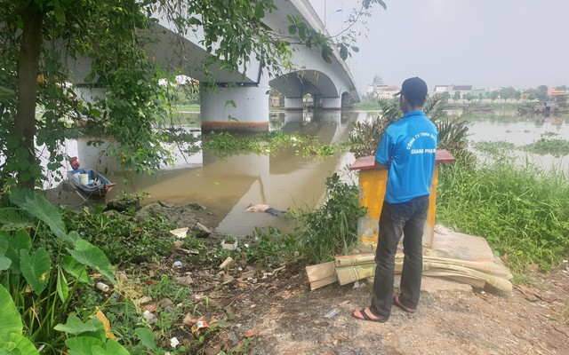 Thi thể người đàn ông đang phân huỷ nằm lẫn trong đám lục bình, trôi trên sông Sài Gòn