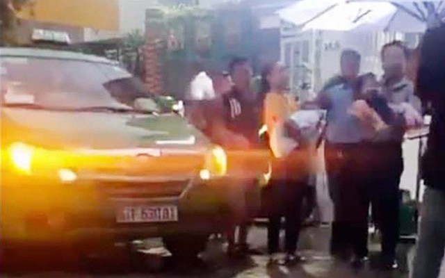 Lái xe taxi kể phút hoảng loạn vì có người hô "bắt cóc con nít" khi 1 em bé đã ngồi lên xe