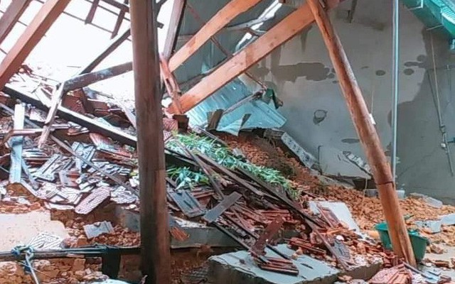 Mưa lớn kéo dài suốt 2 ngày gây sạt lở núi, đè sập một ngôi nhà ở Nghệ An