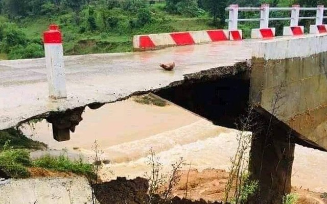 Cầu mới khánh thành bị sạt lở còn lớp nhựa "mỏng như bánh tráng": Báo cáo của Ban quản lý dự án viết gì?