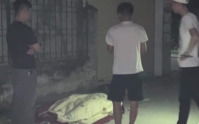 Tử vong do ma tuý, thi thể người đàn ông bị đưa lên xe bò kéo ra ngoài ngõ