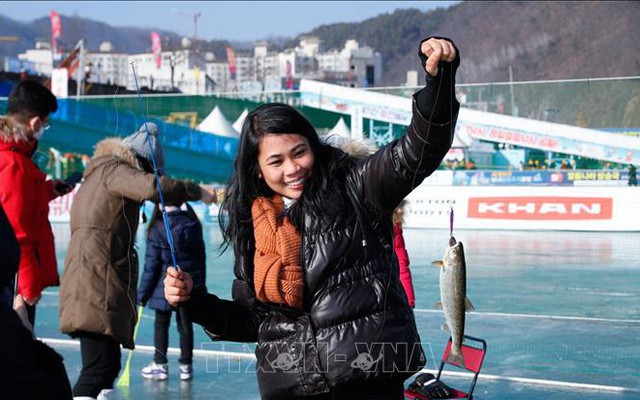 Đặc sắc lễ hội câu cá trên băng ở Hàn Quốc
