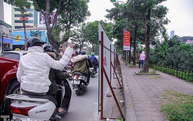 Vì sao Hà Nội xén vỉa hè, dải phân cách sát Tết?