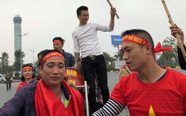 Hàng trăm người hâm mộ tập trung tại sân bay Nội Bài đón đội tuyển Việt Nam trở về