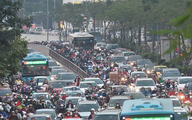 Hà Nội: Các tuyến phố nội đô ùn tắc cục bộ sau ngày làm việc cuối năm
