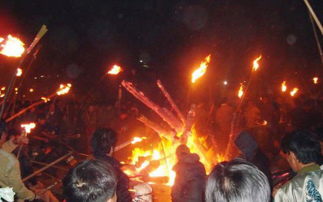 Độc đáo tục "xin" lửa đêm giao thừa ở ngôi làng cổ gần 400 năm